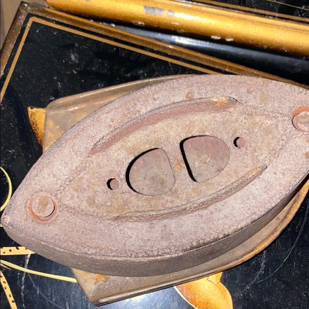 Antique 1890’s Iron  Flat Iron complete with base - Picture 4 of 8
